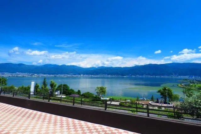 諏訪湖の風景。四季折々の表情が楽しめる長野県を代表する湖