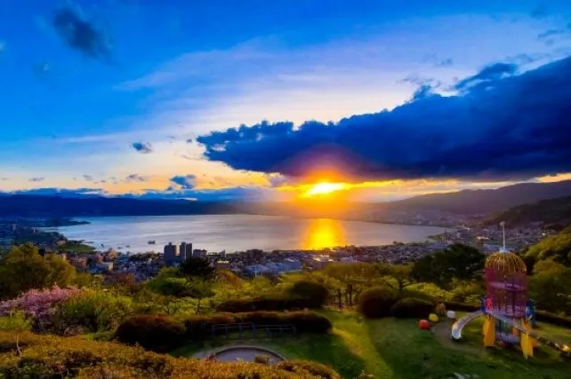 立石公園からの諏訪湖の眺望 夕景から夜景まで楽しめる高台の公園
