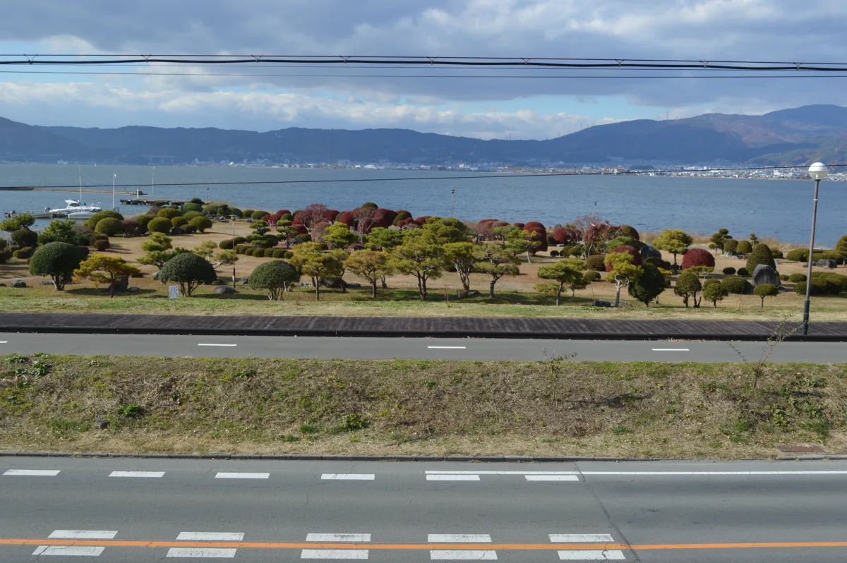諏訪湖の湖畔と諏訪湖百景園の風景